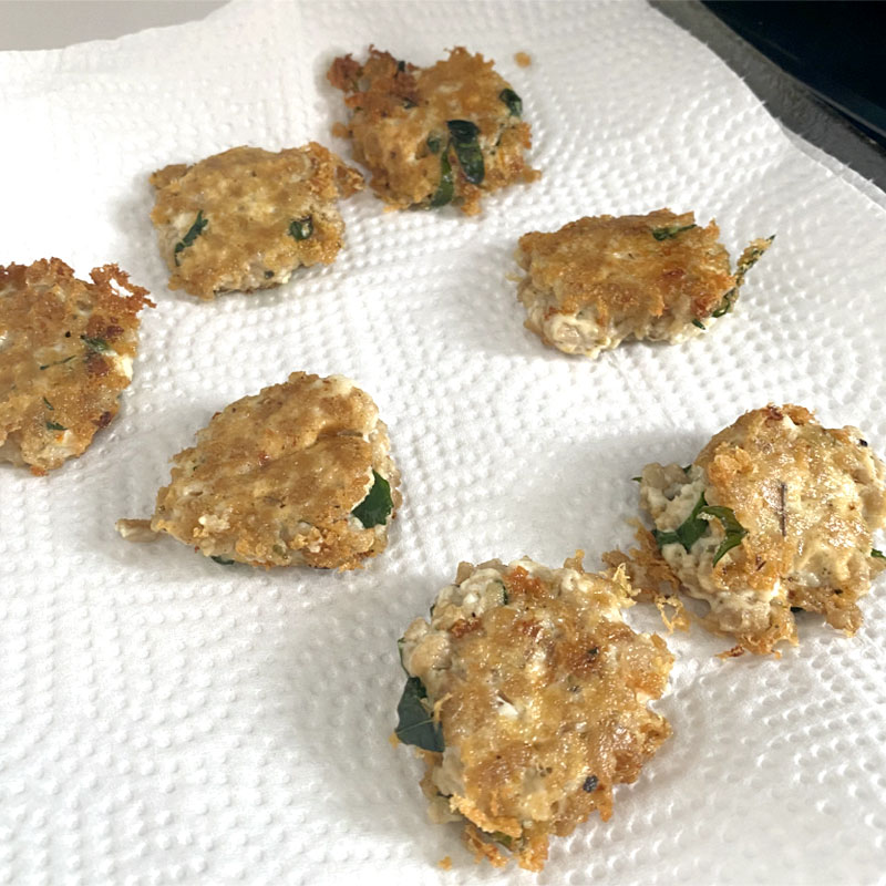 Put fried SoMeat balls on a kitchen paper to absorb oil.