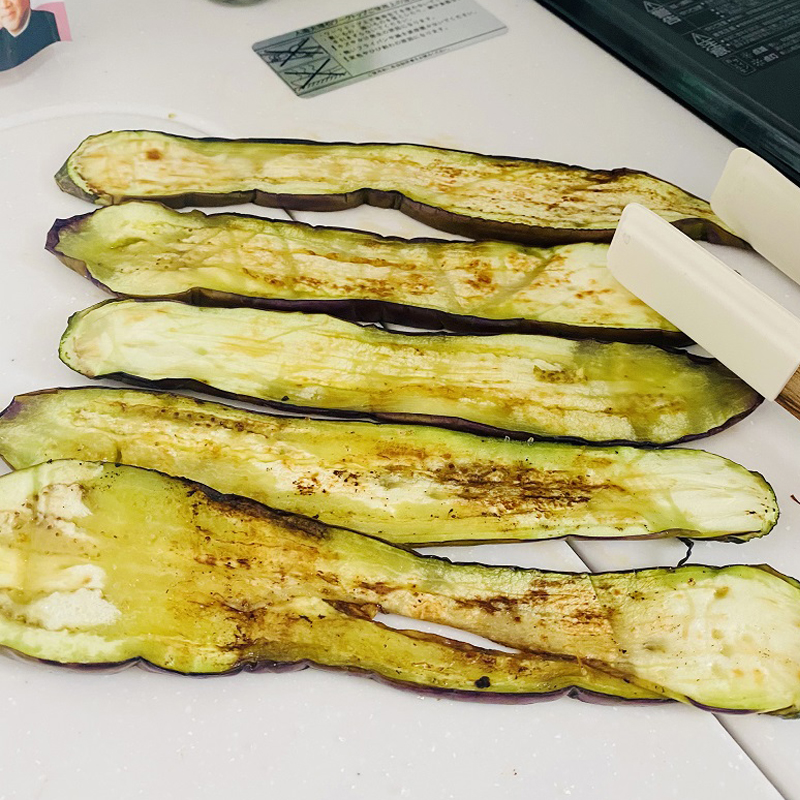 Cut an eggplant into lengthwise slices (1-1.5 cm) and salt it.Fry over a medium heat, until eggplant gets soft.If you use nonstick pan, you won’t need any oil. 