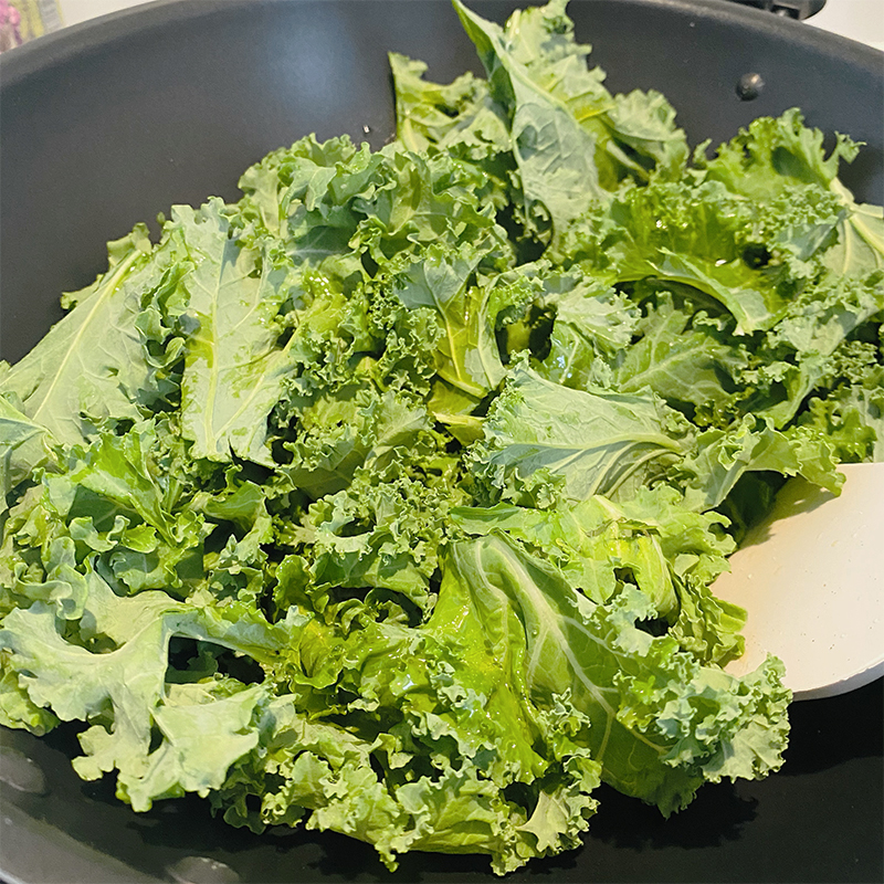 Warm up a new frying pan (wok is recommended) and add kale.
 Keep heating up until kale loses its volume. Then turn off gas.