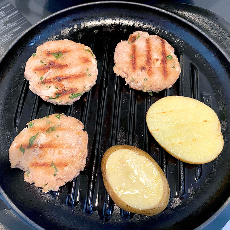 Pon en la sartén la berenjena y la patata junto con las hamburguesas de Iburi-gakko y Shiso hasta que queden tiernas y jugosas (unos 7 minutos).