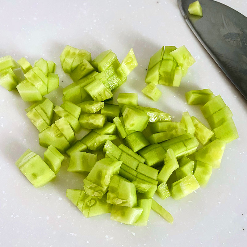 Peel and chop the cucumber. Add to the noodles and sliced SoMeat. Mix everything together.