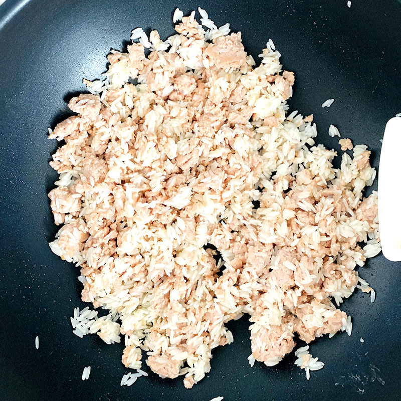 Put the cooked rice into a pan and add the SoMeat. Stir - fry with sesame oil over medium heat for about 1 min.