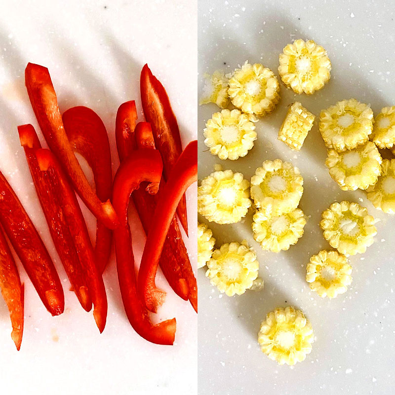 Slice the baby corn and red pepper.