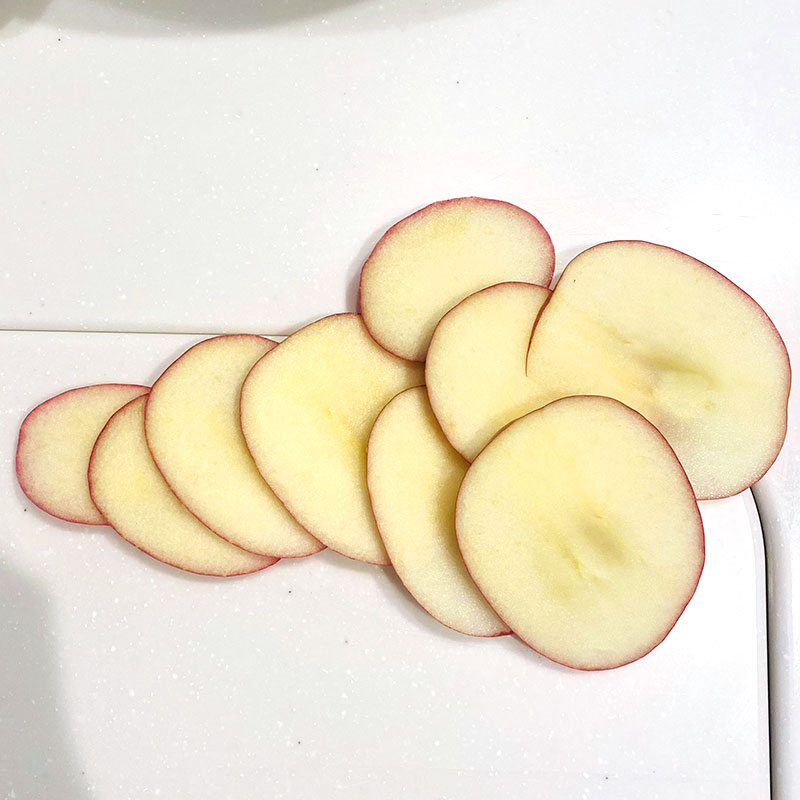 りんごを洗い、皮付きのままスライスする。