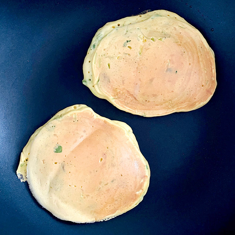 En una sartén caliente, haz los pancakes con la masa que hemos preparado (1 minuto por cada lado, hasta que queden dorados). Con unas 2 cucharadas de masa por pancake deberían salir entre 4 y 5 pancakes.