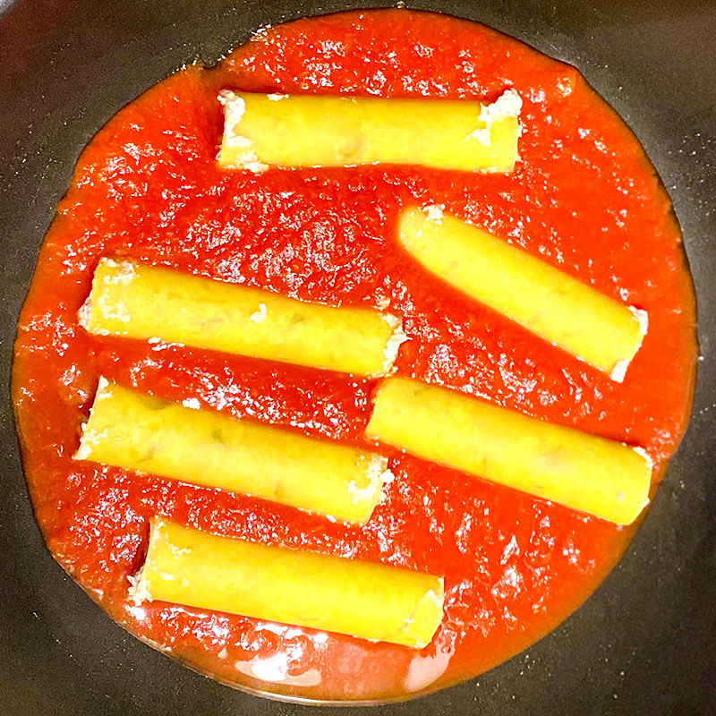 Pon los canelones en una olla, añade la pulpa de tomate, cubre la olla y pon a calentar a fuego medio hasta que la pasta quede bien hecha (unos 15 minutos). Ve moviendo los canelones de vez en cuando.