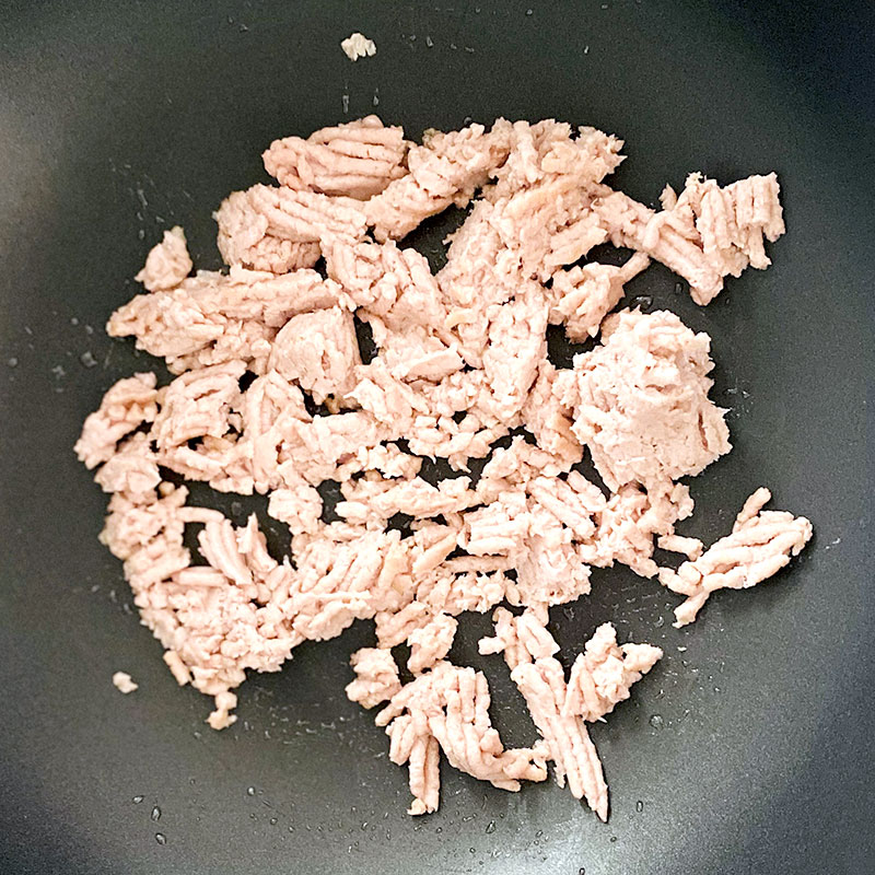 Saltea la carne vegetal SoMeat unos 2 minutos en una sartén hasta que quede dorada.