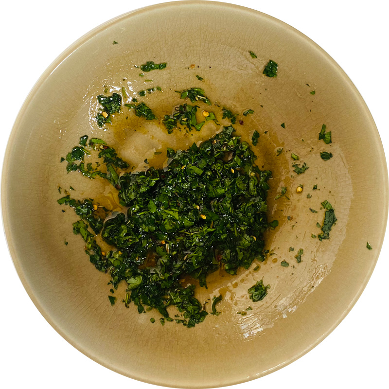 En un bol, mezcla el picado de perejil y perifollo con el pimiento rojo en polvo, la sal, la albahaca seca, el aceite de oliva y el vinagre balsámico de Módena.