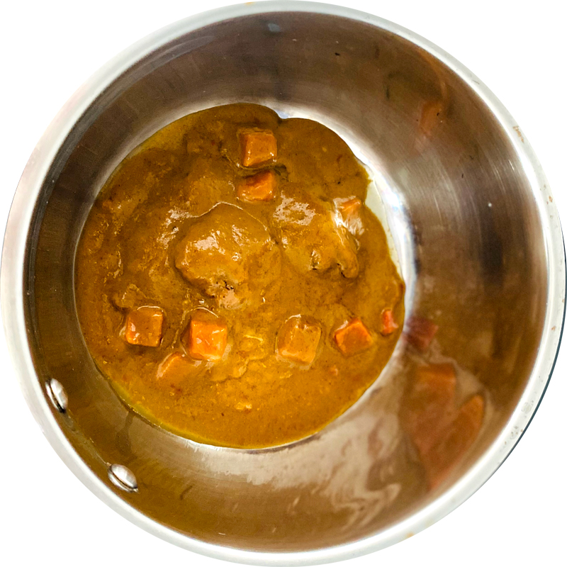 En una olla, vierte el curry de SoMeat y caliéntalo a fuego lento durante 1 minuto aproximadamente.