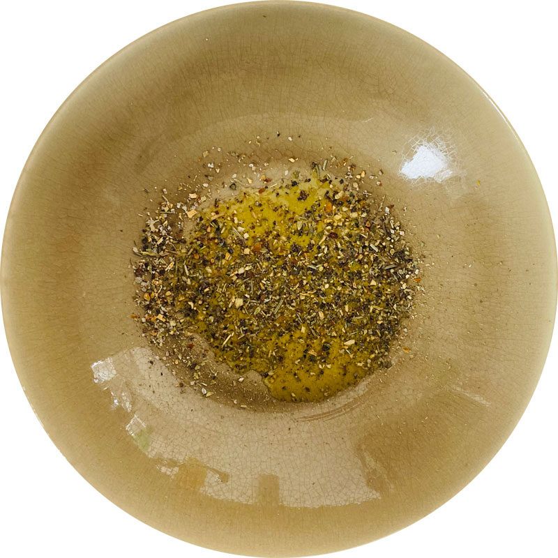 En un bol, mezcla las especias secas con el aceite de oliva.