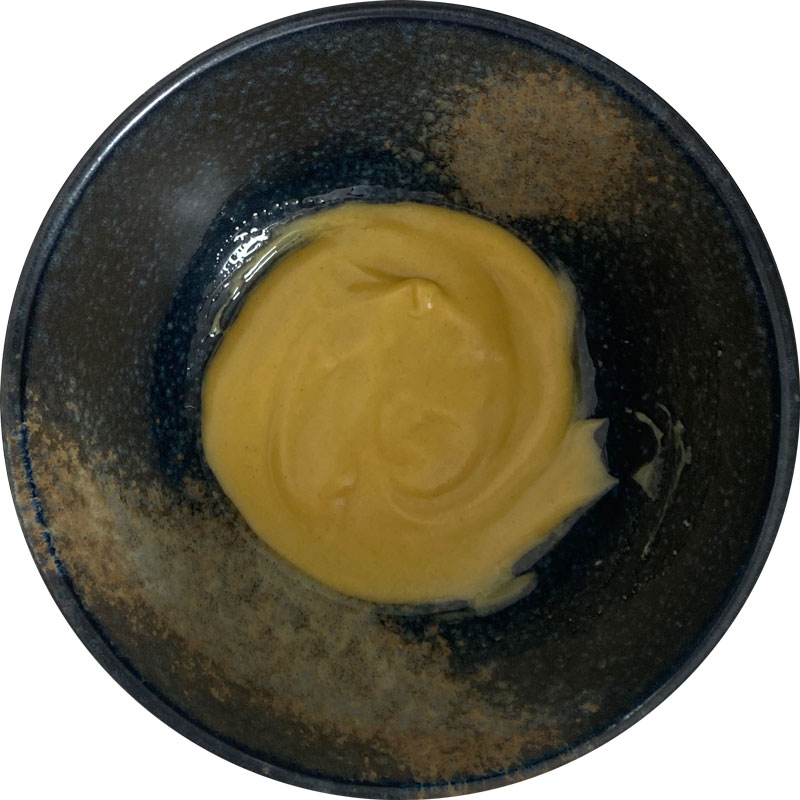 Mezcla en un bol el aceite de oliva con el vinagre balsámico de Módena y la mostaza de Dijon.