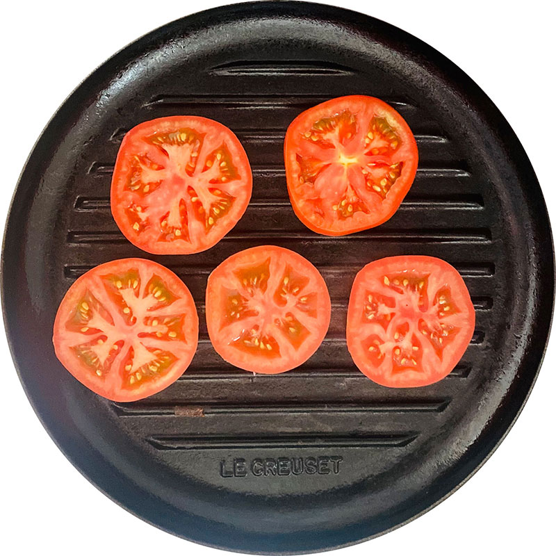 Asa las rodajas de 1 tomate.