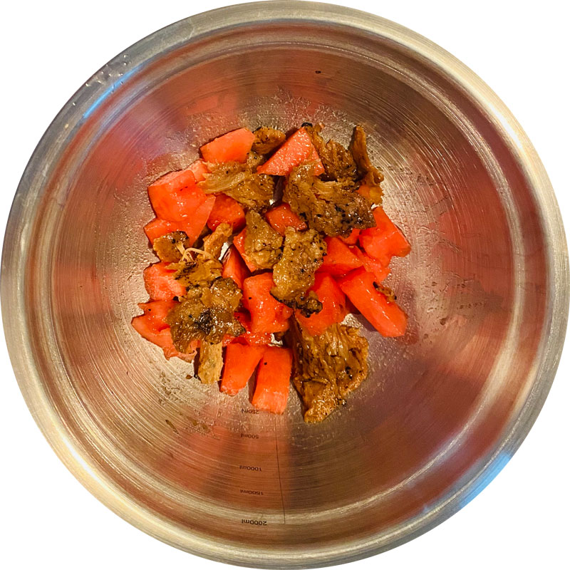 En un bol, mezcla la sandía troceada con la carne vegetal SoMeat Aburiyaki.