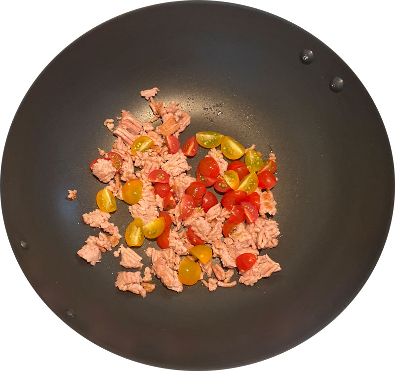 En una sartén, fríe la carne picada vegetal SoMeat y los tomates Cherry troceados a cuartos a fuego medio durante 5 minutos.
