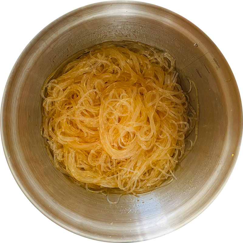 Añade al bol los noodles transparentes de alubia ya cocinados.
